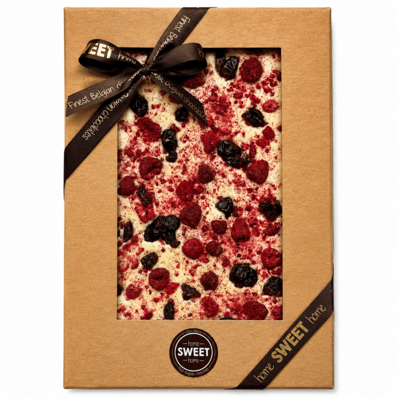 Witte chocoladetablet met gevriesdroogde frambozen en veenbessen